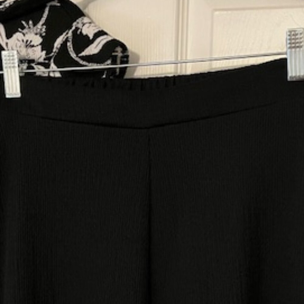 Tahari 2-piece crepe outfit - wide leg pants, cap sleeve top - super comfy - XL - Picture 6 of 7